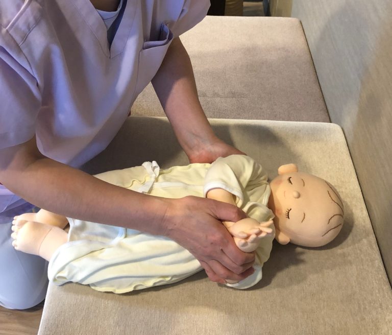 赤ちゃんが安心できる抱っこの方法:その2 横抱っこ|鎌倉市大船の小児科 - すくすくまことくりにっく